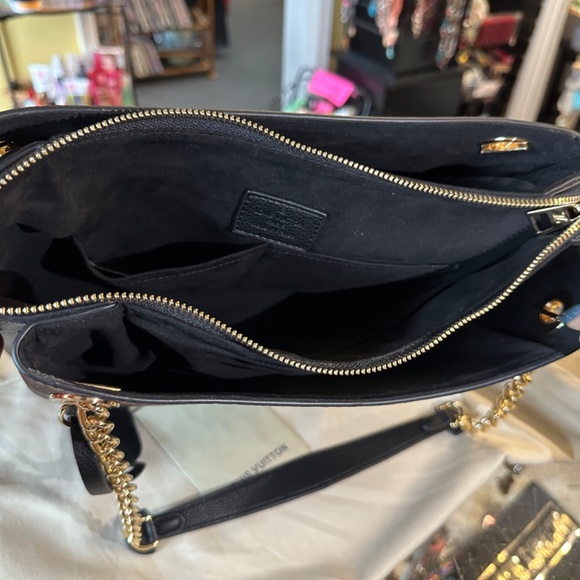 Louis Vuitton - Picture 6 of 15